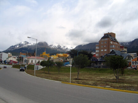 Ushuaia Çöplüğünde Bir Kuş Gözlemi: Arjantin, Hondius’un Hantavirüs İzini Sürerken Ortaya Çıkan Karanlık Tablo Ushuaia limanı ve Tierra del Fuego kıyısı: Hondius kruvaziyerinin hantavirüs salgınının başlangıç noktası olduğu düşünülen Patagonya kıyı kenti