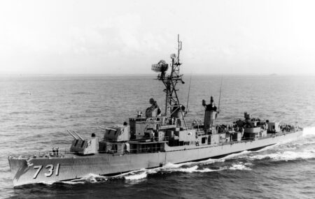 USS Maddox (DD-731) destroyeri, 21 Mart 1964 Hawaii Oahu açıklarında — Tonkin Körfezi olayından dört buçuk ay önce çekilmiş U.S. Navy resmî fotoğrafı