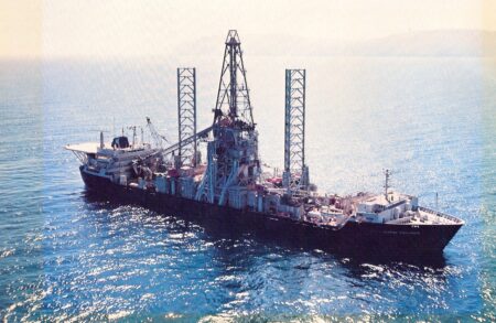 USNS Hughes Glomar Explorer (T-AG-193), 1974 — CIA'in K-129 Sovyet denizaltısını çıkarmak için inşa ettiği gemi