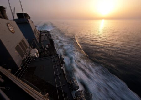 ABD donanması destroyer USS Porter Hürmüz Boğazı transitinde