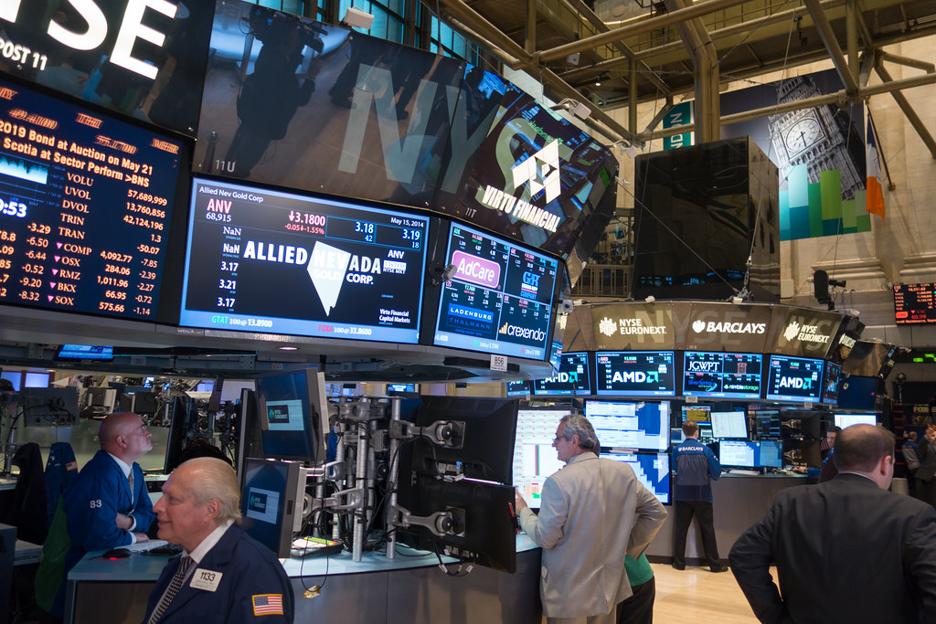 Petrol Bittiği Yerde Hisse Doğar: Tayvan Yangınında Kimin Cebi Şişer? New York Borsası (NYSE) işlem katında trader'lar — küresel sermayenin kalp atışı.
