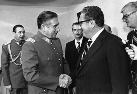 Augusto Pinochet ile Henry Kissinger, 8 Haziran 1976 Santiago — Operation Condor'un Letelier suikastından üç ay önceki diplomatik el sıkışma