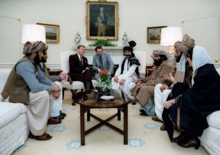 Başkan Ronald Reagan, Şubat 1983, Beyaz Saray Oval Ofisi — Afgan mücahit liderleriyle Operation Cyclone döneminde tarihi buluşma