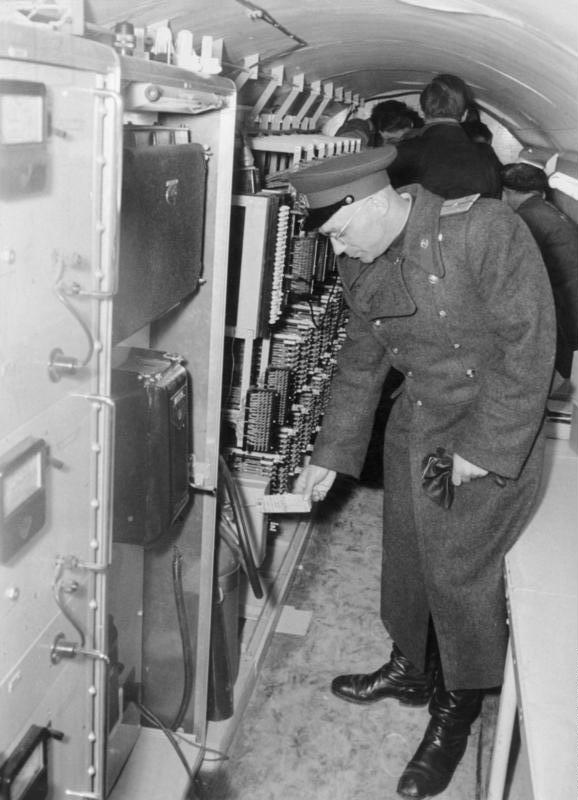 Operation Gold / Berlin Tüneli (1955-1956): Soğuk Savaş’ın En Büyük Çifte Aldatması Berlin Tüneli (Operation Gold) — Altglienicke, 22 Nisan 1956: Sovyet subayı, CIA-MI6 dinleme bağlantı odacığında poz veriyor
