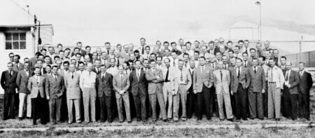 Operation Paperclip ekibi, Fort Bliss Texas, 1946 — 104 Alman bilim insanı Wernher von Braun dahil, ABD'ye getirildikten sonra ilk toplu fotoğraf