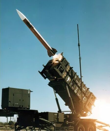 MIM-104 Patriot füzesi havalanırken — Raytheon/RTX'in milyar dolarlık ürünü