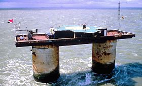 Principality of Sealand — Suffolk açıklarında Kuzey Denizi'nde HM Fort Roughs deniz kalesi, 1967'den beri Bates ailesi tarafından bağımsız mikro-devlet olarak iddia ediliyor