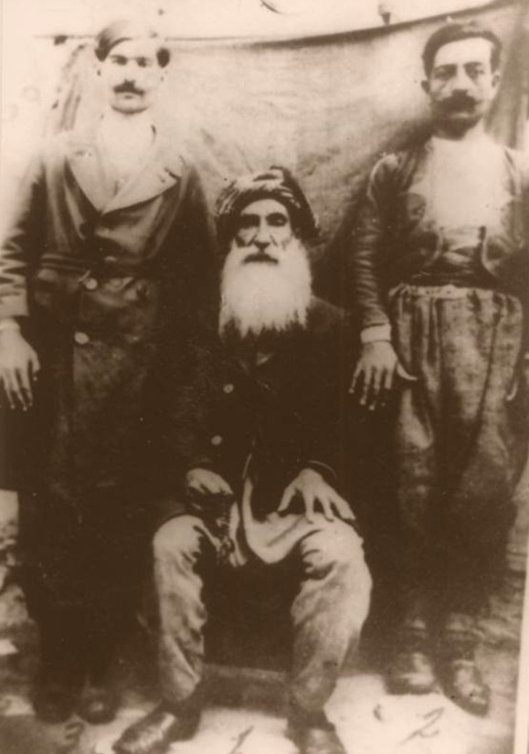 Dersim 1937-38’in Karanlık Yüzü: Seyit Rıza’nın İngiltere’ye Mektubu — Belgesi FO 371/20864 Seyit Rıza oğullarıyla birlikte — 1937-1938 Dersim İsyanı'nın lideri
