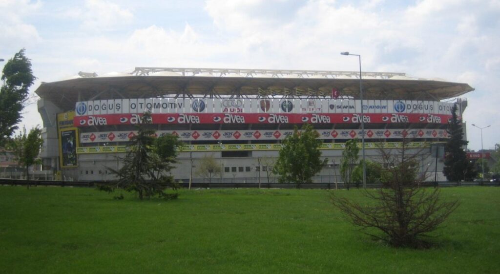 Sarı-Lacivert imparatorluk: Fenerbahçe’nin 2025-2026 kupa karnesi ve futbol-dışı yeniden inşa Fenerbahçe Şükrü Saracoğlu Stadyumu, Kadıköy / İstanbul