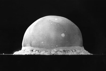 Trinity testi — ilk nükleer patlamanın 0.016 saniye sonrası, 16 Temmuz 1945, Alamogordo, New Mexico