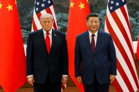 Trump’ın Pekin Pokeri: Üç Kıta, Tek Hedef — Çin Kuşatması Tamamlandı mı? ABD Başkanı Donald Trump ve Çin Devlet Başkanı Xi Jinping, Pekin Halkın Büyük Salonu'ndaki karşılama töreninde, 14 Mayıs 2026.