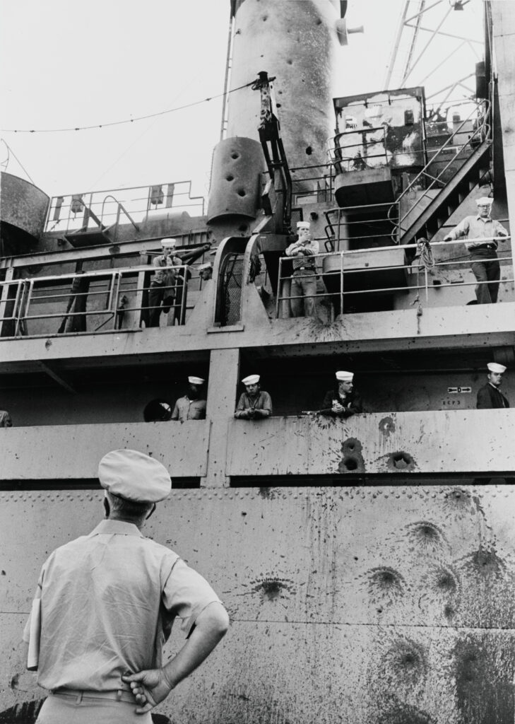 USS Liberty Saldırısı (8 Haziran 1967): Müttefik İsrail’in ABD Casus Gemisini Bombalaması ve Yarım Asırlık Örtbas USS Liberty (AGTR-5) 8 Haziran 1967 İsrail saldırısından sonra hasarlı haliyle — torpido ile delinmiş gövde, isabet alan üst yapı ve sancak tarafındaki yara açıkça görünüyor