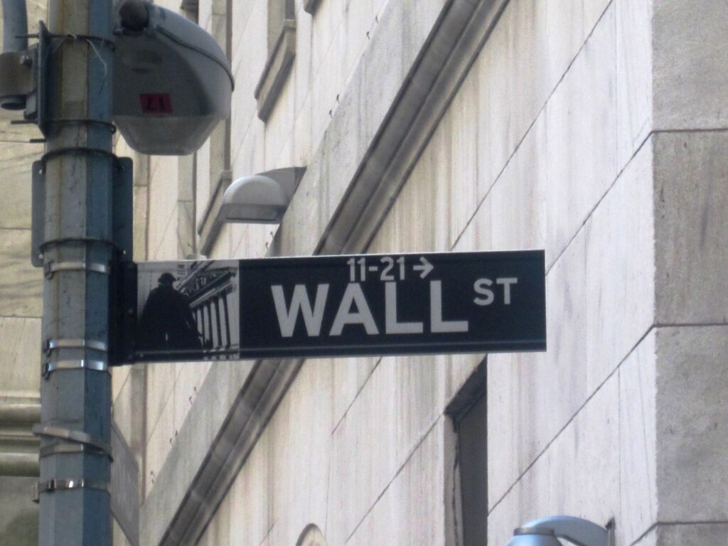 ABD’nin 39 Trilyon Dolarlık Saatli Bombası: Petrodollar’ın Sessiz Ölümü ve Kissinger’ın Anlaşmasının Sonu New York Wall Street, ABD'nin 39 trilyon dolar federal borcunun merkezi